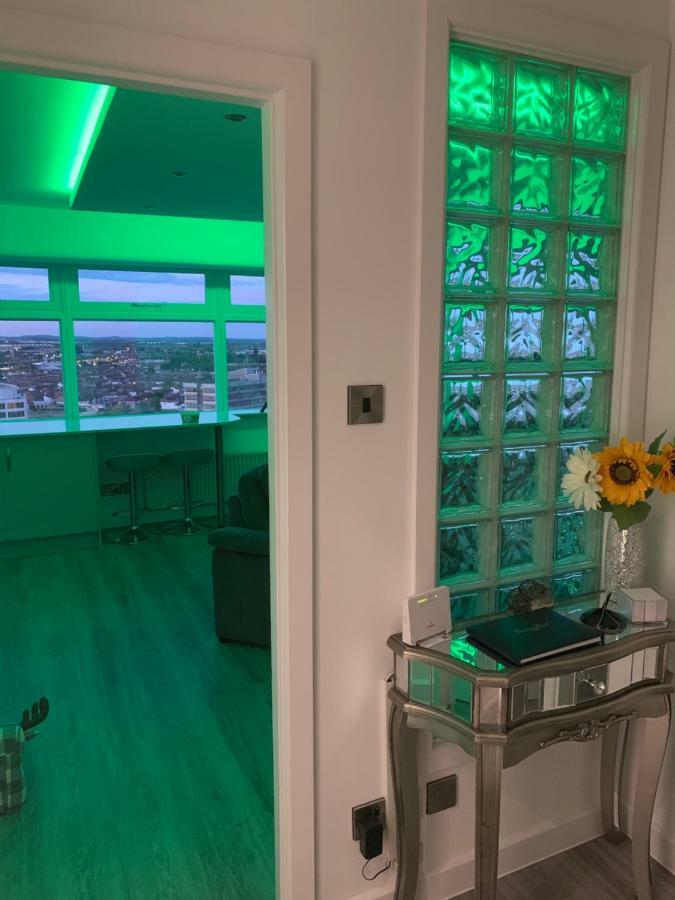 Luxury Panoramic Balcony Swindon Central Dış mekan fotoğraf