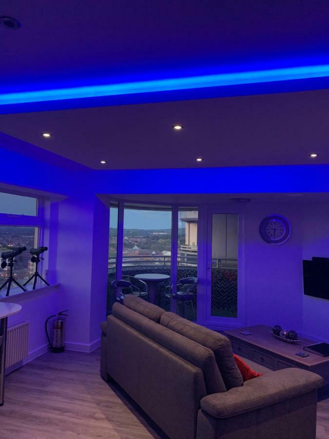 Luxury Panoramic Balcony Swindon Central Dış mekan fotoğraf
