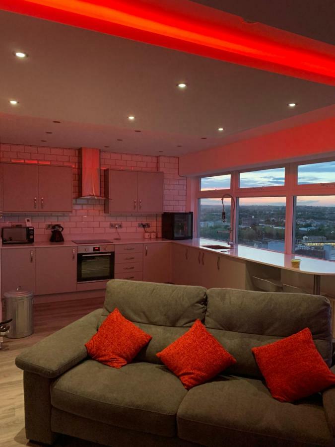 Luxury Panoramic Balcony Swindon Central Dış mekan fotoğraf