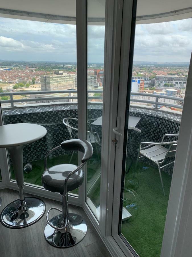 Luxury Panoramic Balcony Swindon Central Dış mekan fotoğraf