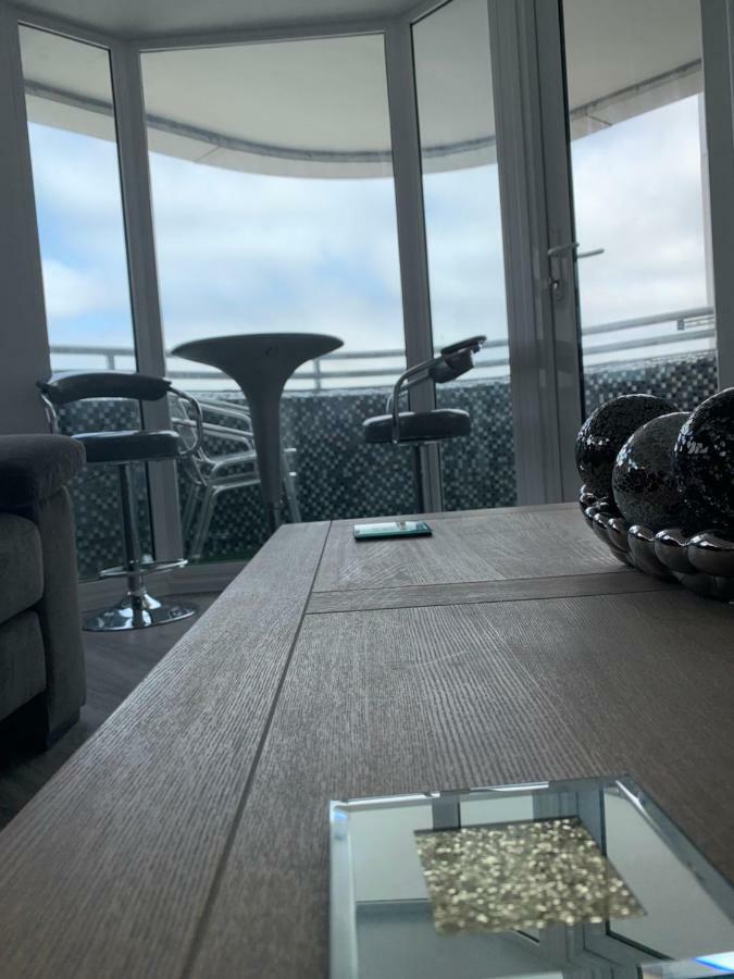 Luxury Panoramic Balcony Swindon Central Dış mekan fotoğraf