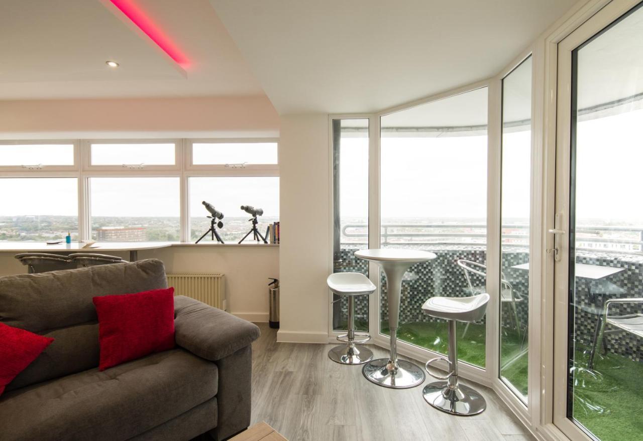 Luxury Panoramic Balcony Swindon Central Dış mekan fotoğraf