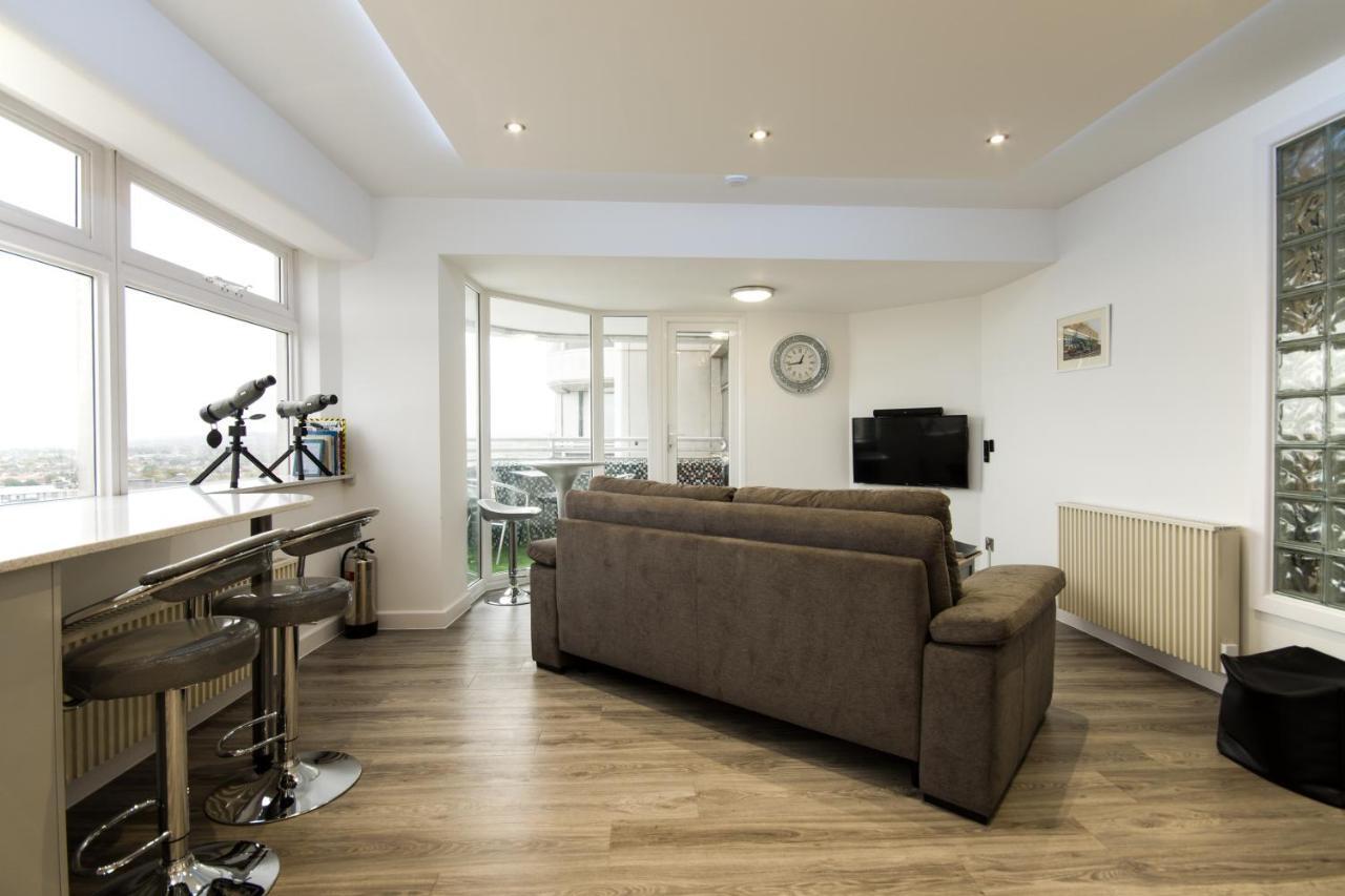 Luxury Panoramic Balcony Swindon Central Dış mekan fotoğraf